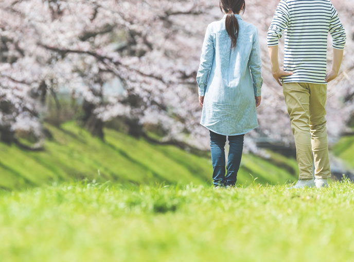 並んだ夫婦の後姿