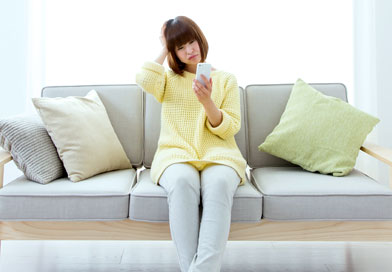 悩む女性
